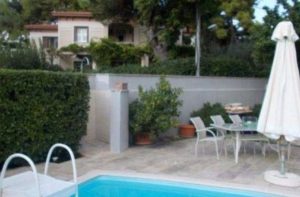 Νοικιάζεται μεζονέτα στην Εκάλη – Όταν δείτε τι βρίσκεται στην πισίνα θα μείνετε με το στόμα ανοιχτό! (photo)