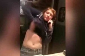 Πελάτης δεν έφευγε από το μαγαζί και η ταμίας του έδειξε το στήθος της (video)