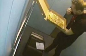Κατέγραψαν ντελιβερά να τρώει ό,τι προλάβει πριν παραδώσει πίτσα! (Video)