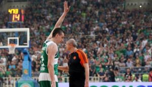 Ολο το ΟΑΚΑ… προσκύνησε τον Δημήτρη Διαμαντίδη (video)