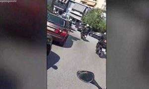 Καρέ – καρέ η δραματική διάσωση 4χρονου αγοριού από αστυνομικούς της ΔΙ.ΑΣ