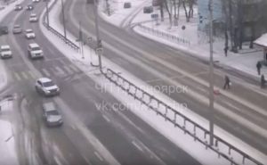 Βίντεο σοκ: Δείτε γιατί δεν πρέπει να κάθεστε στο διάζωμα σε χιονισμένους δρόμους (video)