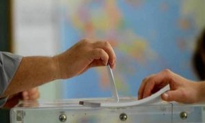 Δημοψήφισμα 2015: Άνοιξαν οι κάλπες για το κρίσιμο δημοψήφισμα