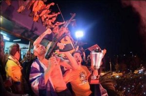 Αγκαλιά με το όπλο του ο Τζεμπούρ