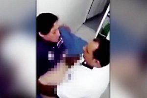 Γιατρός το κάνει με νοσοκόμα πάνω σε φορείο και τους βιντεοσκοπούν (video)