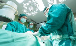Σοκ: Γυναίκα πήρε φωτιά και πέθανε στο χειρουργείο – Το φρικτό λάθος (photos)
