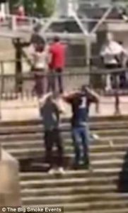 Γλίστρησε και έπεσε μέσα στον Τάμεση από ένα σκαλοπάτι (video)