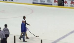 Απίθανη… βολή οπαδού ice hockey από το κέντρο του γηπέδου (video)