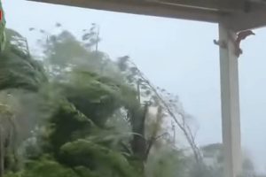 Τρομερές εικόνες! Σαρώνει τα πάντα ο τυφώνας Ντόριαν (video)