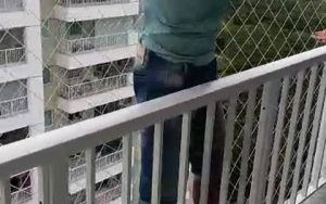 Είναι παλαβός. Θέτει σε κίνδυνο τη ζωή του για να διαφημίσει τη δουλειά του (video)
