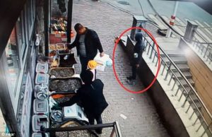 Πατέρας σώζει την κόρη του από απαγωγή κλωτσώντας το δράστη στα όργανα του (video)