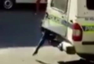 Απίστευτη απόδραση μέσα από… περιπολικό (video)