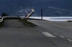 Αεροπλάνο πήγε να προσγειωθεί και τούμπαρε (video)