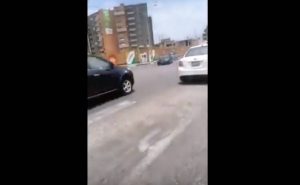 Βίντεο – σοκ: Μάνα σε μηχανάκι τραβάει πίσω της το καροτσάκι με το μωρό