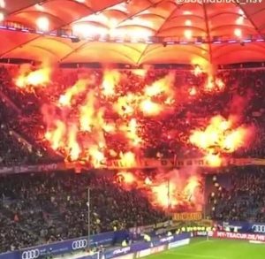 Εντυπωσιακό pyro show στο γήπεδο του Αμβούργου, από τους οπαδούς της Ντιναμό Δρέσδης ! (video)