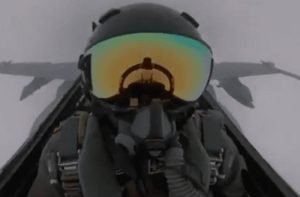 Κεραυνός χτυπάει μαχητικό στον αέρα (video)