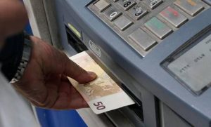 Κλειστές τράπεζες: Αρχίζουν τη Δευτέρα οι εκπτώσεις – Προαιρετικά ανοικτά τα καταστήματα την Κυριακή