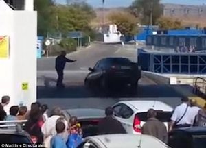 Οδηγός ήθελε να αποβιβαστεί πρώτος από το πλοίο και κατέληξε στη θάλασσα (video)