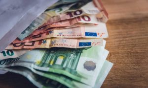 Αυξήσεις μισθών στους ελεύθερους επαγγελματίες