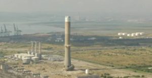 Η υψηλότερη καμινάδα στην Βρετανία κατεδαφίστηκε με… έκρηξη (video)