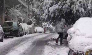 Κακοκαιρία «Μήδεια»: Απίστευτες εικόνες στο Κολωνάκι – Βγήκε… εκχιονιστικό! (video)