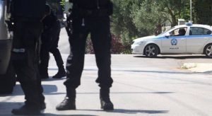 Βρέθηκε χειροβομβίδα έξω από Δημοτικό σχολείο στο Γαλάτσι! (photos)
