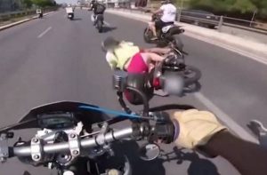 Ζευγάρι Ελλήνων τη στιγμή που πέφτει από τη μηχανή