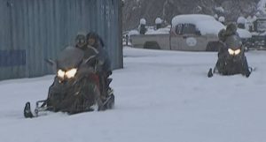 Η Ελάτη ντύθηκε στα λευκά και ο κόσμος το έριξε στις… σούβλες (video)