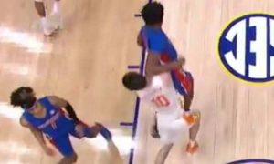 Αγκωνιές στο πρόσωπο! Η φάση που σόκαρε το NCAA (photos+video)