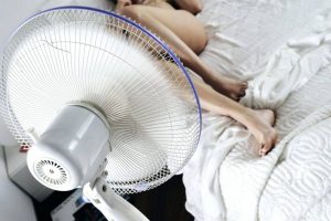 Γι’ αυτό δεν πρέπει να κοιμάστε με ανεμιστήρα ανοικτό! (photos)