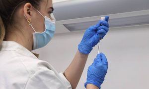 Εθνική Επιτροπή Εμβολιασμών: Αυτοί συστήνεται να εμβολιαστούν με τα επικαιροποιημένα εμβόλια