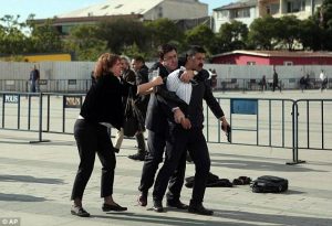 ΣΟΚ: Τούρκος δημοσιογράφος σώζεται στο παρά πέντε μετά από απόπειρα δολοφονίας του έξω από τα δικαστήρια (photo)