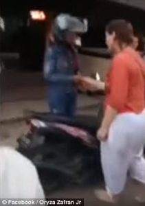 Κλέφτης επιστρέφει τα χρήματα και αγκαλιάζει το θύμα του ενώ υπόσχεται ότι δεν θα το ξανακάνει (video)