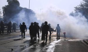 Σοβαρή καταγγελία για ακρωτηριασμό εποχικού πυροσβέστη στα επεισόδια με αστυνομικούς