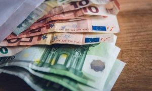 Επιστρεπτέα Προκαταβολή: Ποιοι πρέπει να γυρίσουν πίσω τα χρήματα