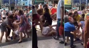 Επτά γυναίκες ξυλοκοπούν  την ερωμένη της φίλης τους (vid)