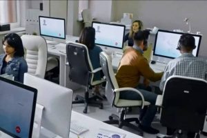 Έτσι θα είναι ο εργαζόμενος του μέλλοντος – Καμπούρα και κόκκινα μάτια (video)