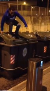 Πήγε να κάνει κάτι έξυπνο και κατέληξε μέσα στον κάδο απορριμάτων (video)