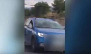 Τους «έπιασε» η κάμερα σε ερωτική πράξη ενώ οδηγούσε (video)