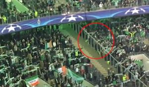 Οπαδός πέφτει από το ψηλότερο σημείο της κερκίδας (vid)