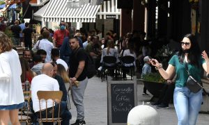 Ωράριο καταστημάτων: Αντίο lockdown! Μέχρι τι ώρα θα είμαστε σε εστιατόρια και μπαρ