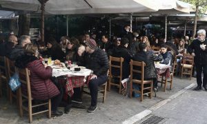 Εστίαση: Ποιο μέτρο καταργείται από τη Δευτέρα – Καμία αλλαγή για γήπεδα, Απόκριες