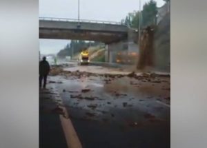 Φοβερά πράγματα! Η εθνική οδός στο Ξυλόκαστρο έγινε… φράγμα σε ποτάμι (Video)