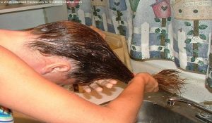 Έριξε οξυζενέ στα μαλλιά της και ξεκίνησε να τα τρίβει – Ο λόγος; Δεν πάει το μυαλό σας…