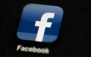 Μην πανικοβάλεστε… Το Facebook δεν θα κάνει δημόσιες τις φωτογραφίες σας (Video)