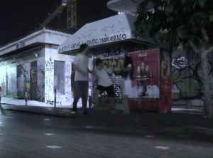 Εφιαλτική φάρσα τρόμου στους δρόμους της Αθήνας με τη Samara απ’ το «The Ring» (video)