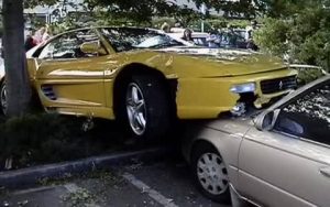 Οδηγός Ferrari την… προσγείωσε πάνω σε άλλο αυτοκίνητο (video)