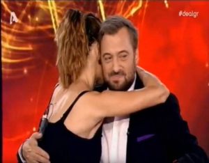 Η σέξι παίκτρια του Deal που «έβαλε» στο ντεκολτέ της 3.000 ευρώ! (video)