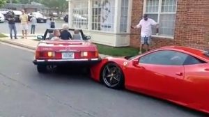 Πάρκαρε τη Mercedes της πάνω σε μια Ferrari (Video)