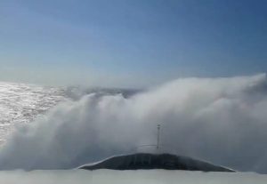 Το Superferry Andros δίνει μάχη με τα 8 μποφόρ στο Κάβο Ντόρο (Video)